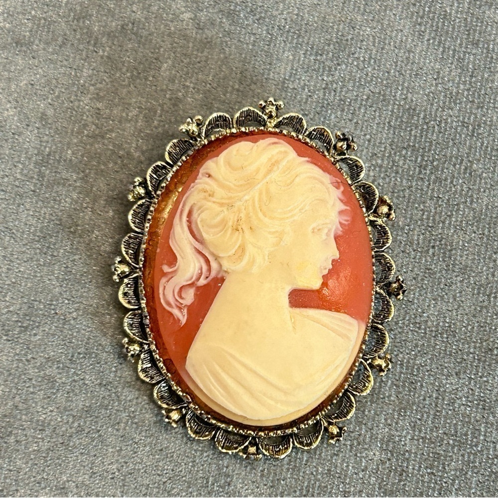 Gerrys Vintage signed oval cameo brooch pin peach cream